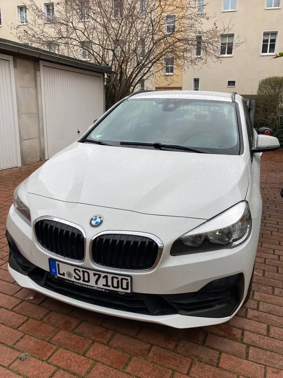 Weißes Fahrschulauto der Leipzig School of Drive